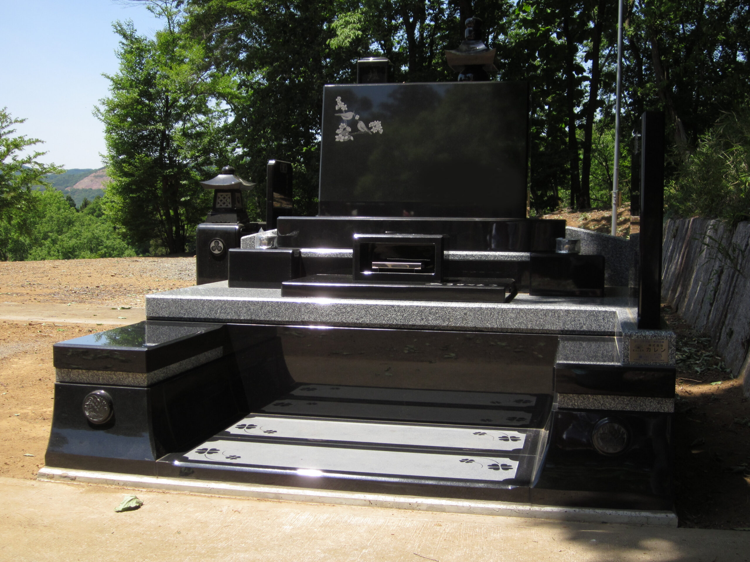 墓石カレン（群馬県館林市）が栃木県佐野市で施工したお墓　黒色石塔が堂々とした洋風のデザイン墓石